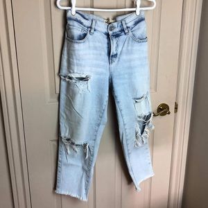 Ripped Lightwash Boyfriend Jeans